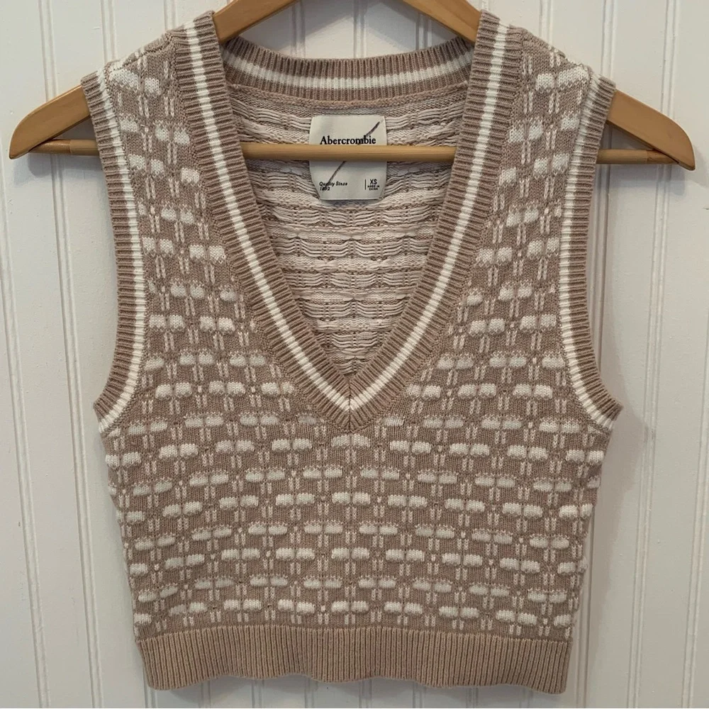 Abercrombie & Fitch Sweater Vest - Picture 1 of 6